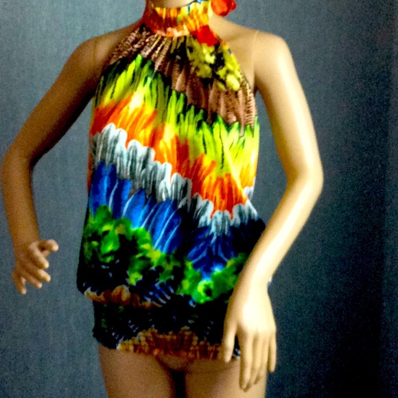 Backless beauty - Picture 1 of 5